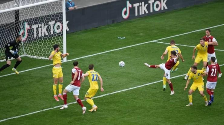 Baumgartner estica a perna direita e marca o gol da vitória da Áustria sobre a Ucrânia