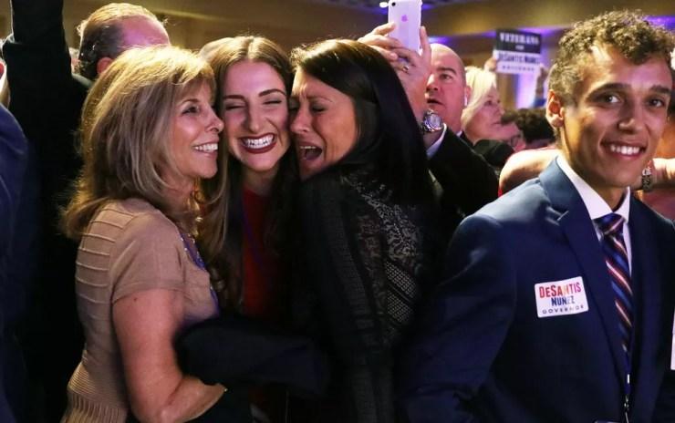 Eleitoras do republicano Ron DeSantis comemoram sua vitória nas eleições ao governo da Flórida, em Orlando, na terça-feira (6) — Foto: Reuters/Carlo Allegri
