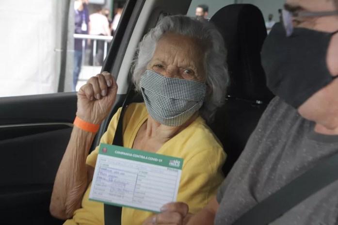 Idosa recebe imunização contra covid-19 na cidade de São Paulo — Foto: Rogério Galasse/Futura Press/Estadão Conteúdo
