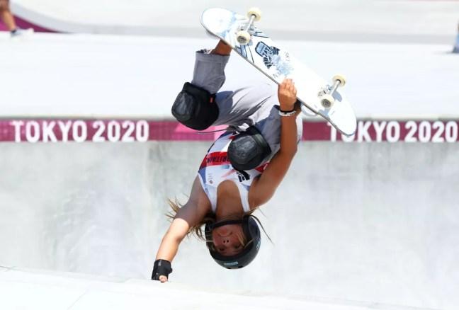 Sky Brown faz uma manobra na final do skate park — Foto: REUTERS/Mike Blake