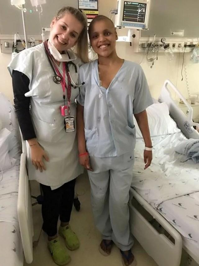 Isabel, à direita, teve o raciocínio prejudicado pelo tratamento de câncer, mas decidiu que não pararia de estudar; agora, ela fará seu segundo Enem no hospital — Foto: Arquivo pessoal