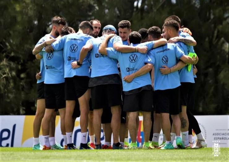 Time do Uruguai tem momento de união em treino: Suárez deve ir ao banco contra a Bolívia — Foto: Divulgação/AUF
