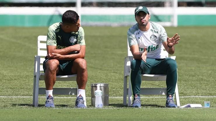 Gabriel Menino e Abel Ferreira durante treino do Palmeiras — Foto: Cesar Greco / Ag. Palmeiras