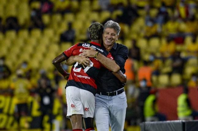 Renato Gaúcho abraça Bruno Henrique na vitória do Flamengo — Foto: Marcelo Cortes/Flamengo