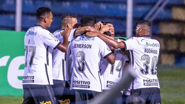 Jogadores do Corinthians comemoram gol de Bruno Méndez contra o São Caetano