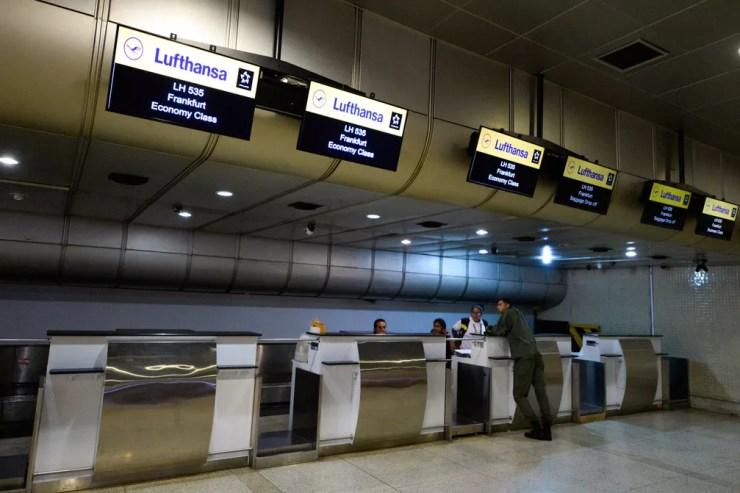 Guichês da Lufthansa vazios no Aeroporto Internacional Simón Bolívar, em Caracas, na Venezuela, em 17 de junho (Foto: Federico Parra/ AFP)