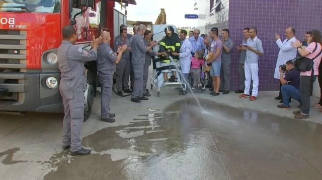 Luís joga água usando a mangueira dos bombeiros; dia especial (Foto: Reprodução/TV TEM)