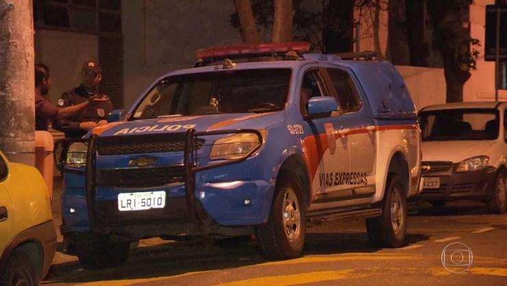Policial ferido chegou a ser levado para o hospital, mas já chegou morto. (Foto: Reprodução/ TV Globo)