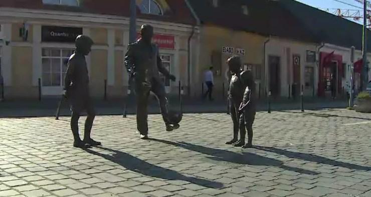 Estátua numa praça de Budapeste representa Puskás ensinando futebol a crianças — Foto: Fernando Ferro - TV Globo