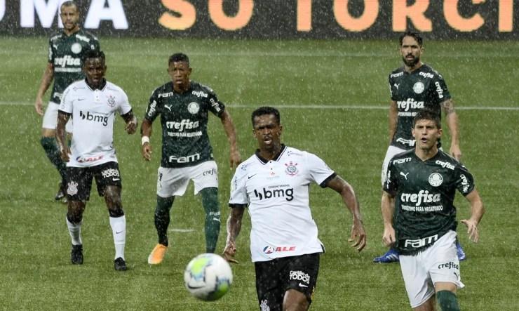 Jô disputa bola em Palmeiras x Corinthians — Foto: Marcos Ribolli