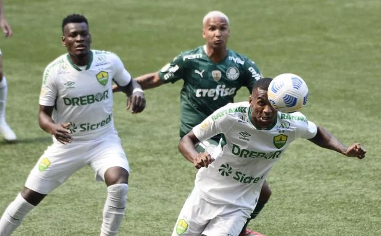 Deyverson teve chances em cabeçadas no gol de Walter, do Cuiabá — Foto: Marcos Ribolli
