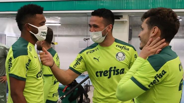Borja conversa com Luan e Raphael Veiga em sua reapresentação ao Palmeiras — Foto: Cesar Greco