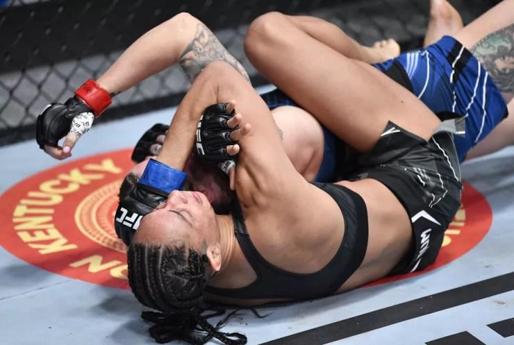 Taila Santos finalizou Joanne Wood com um mata-leão no UFC Vieira x Tate — Foto: Getty Images