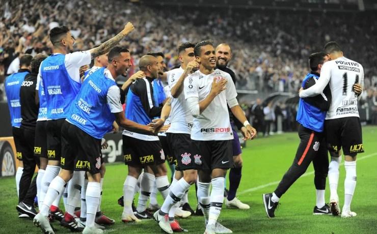 União do elenco no gol de Pedrinho: Corinthians vai a mais uma final — Foto: Marcos Ribolli