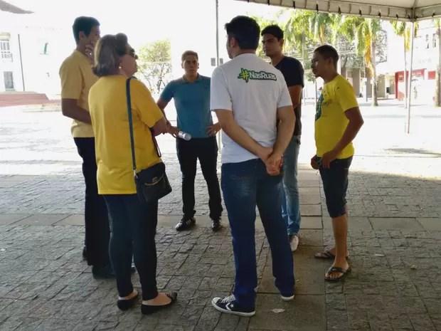 Em Rio Branco, capital do Acre, grupo de sete pessoas se reúne em frente a sede da Assembleia Legislativa do estado para participar de protesto contra a presidente afastada Dilma Rousseff e em apoio a operação Lava Jato (Foto: Quésia Melo/G1)