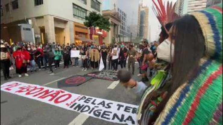 Indígenas fazem protesto na Avenida Paulista contra o presidente Jair Bolsonaro em SP