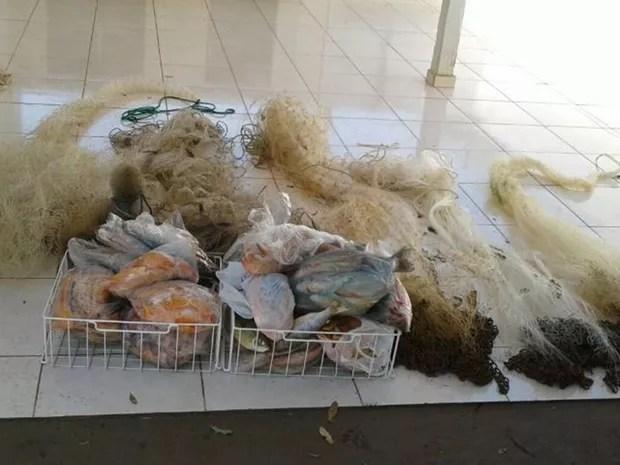 Pescados e redes foram encontrados pela Polícia Ambiental (Foto: Divulgação/Polícia Ambiental)