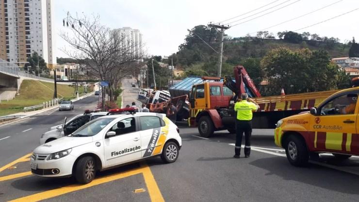 A carreta tombou no cruzamento da Avenida Osmundo dos Santos Pelegrini e Rodovia Autoban, em Jundiaí (SP) (Foto: Motoboy Xororó/Arquivo pessoal)