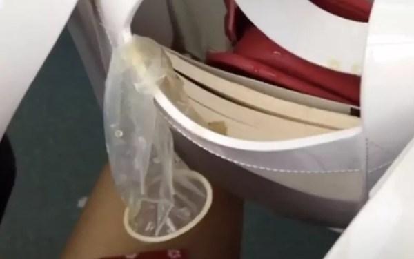 Preservativo sujo foi colocado em bolsa de jornalista — Foto: Arquivo pessoal