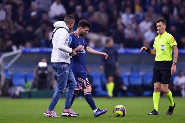 Invasor de campo durante Olympique de Marselha x PSG conseguiu chegar até Messi — Foto: Getty Images