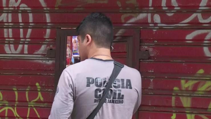 A loja foi fechada e a polícia foi ao local para perícia — Foto: Reprodução/ Tv Globo
