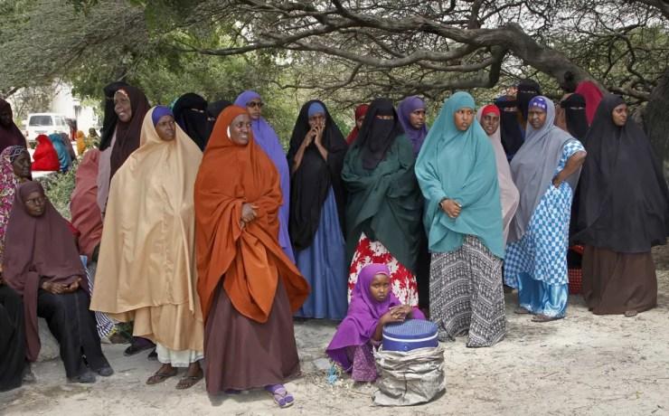 Mulheres esperam por notícias de familiares desaparecidos após ataque do lado de fora de um hospital em Mogadíscio (Foto: AP Photo/Farah Abdi Warsameh)
