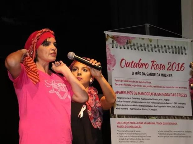 Francesca Valenti ensinando a fazer amarração de lenço durante um evento contra o câncer em Mogi (Foto: Francesca Valenti/ Arquivo Pessoal)