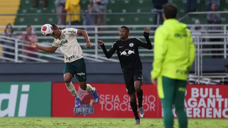 Abel Ferreira observa disputa de Vanderlan em Bragantino x Palmeiras — Foto: Cesar Greco / Ag. Palmeiras