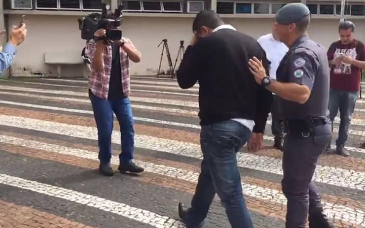 Preso da Operação Ouro Verde 3 chega na sede do Ministério Público, em Campinas — Foto: Cristina Maia/EPTV