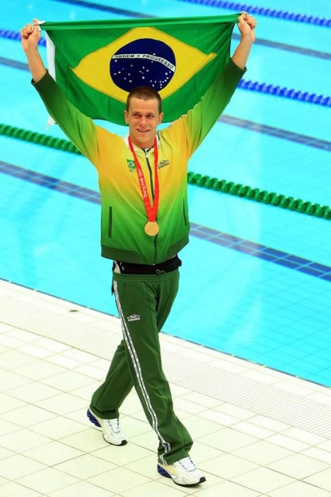 Cesar Cielo desfila com o ouro no peito ainda na piscina dos Jogos de Pequim — Foto: Getty Images