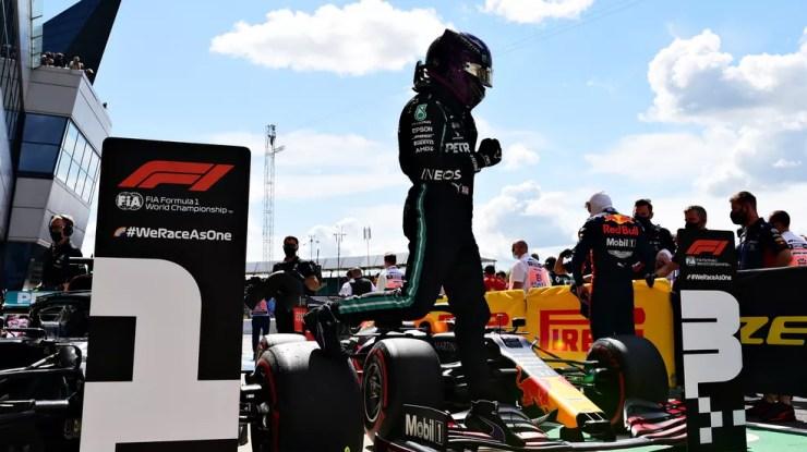 Lewis Hamilton marcou a 91ª pole position da carreira no GP da Inglaterra de 2020; em 2021, posição será definida em corrida curta — Foto: Mario Renzi/F1 via Getty Images