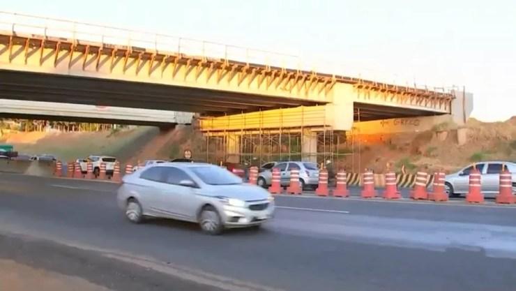 Ponte que está sendo construída em cima da BR-153 em Rio Preto (Foto: Reprodução/TV TEM)