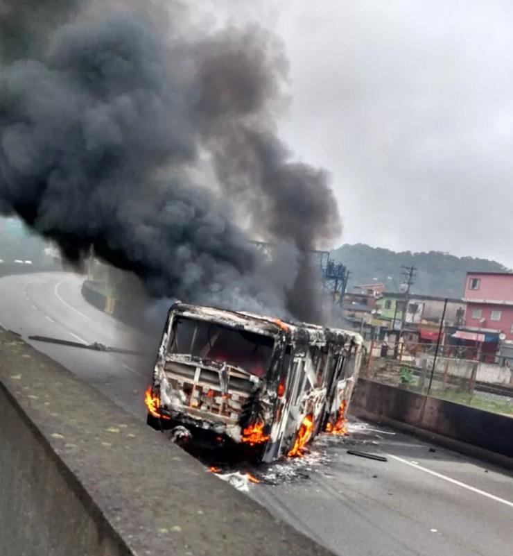 Ônibus foi incendiado na Vila Esperança, em Cubatão (Foto: G1 )