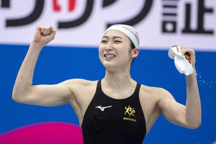Rikako Ikee comemora vitória em seletiva e vaga para as Olimpíadas — Foto: AFP