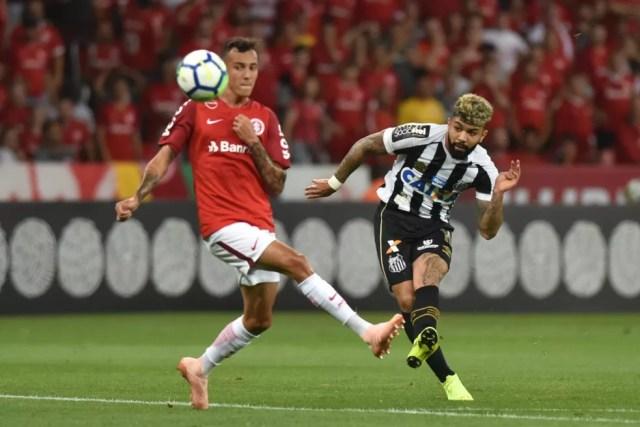 Canhotinha de Gabigol está afiada no Brasileirão — Foto: Ivan Storti/Santos FC