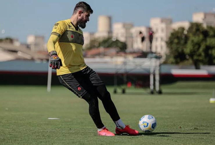 Com contrato com o Vasco até 2022, Fernando Miguel está bem no Atlético-GO, e clube goiano tem interesse em mantê-lo — Foto: Bruno Corsino/ACG