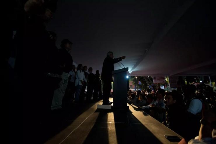 O candidato presidencial Andres Manuel Lopez Obrador, do partido MORENA, fala durante um comício de campanha no distrito de Coyoacan, na Cidade do México. O país escolherá um novo presidente nas eleições gerais de 1º de julho. Foto tirada na segunda (7) e divulgada nesta terça (8) — Foto: Rebecca Blackwell/AP