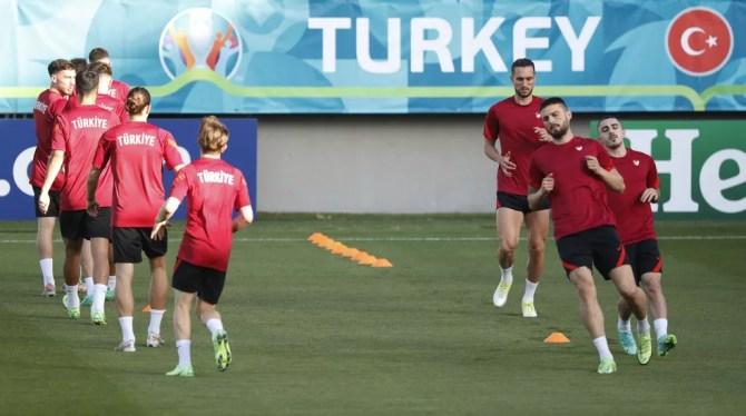 Treino da Turquia antes de jogo contra a Suíça: seleção busca milagre na Euro — Foto: REUTERS/Valentyn Ogirenko