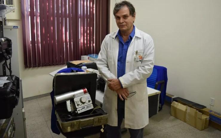 Rugles Barbosa, coordenador do CRCN-CO, ao lado ao aparelho que detectou a radiação do césio-137 (Foto: Sílvio Túlio/G1)