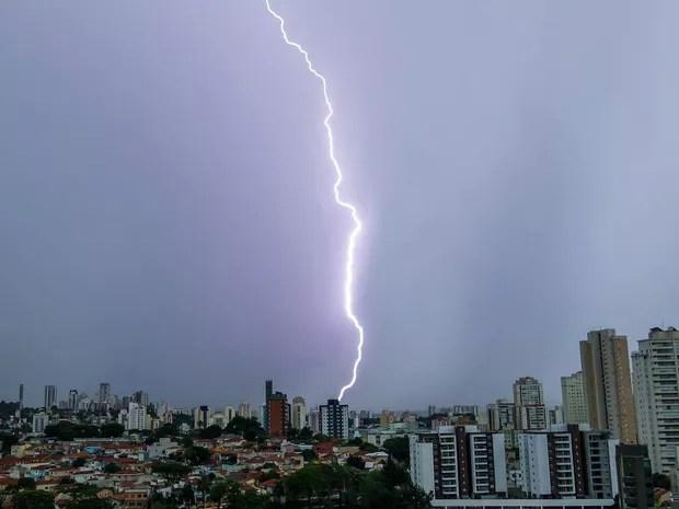 Raio corta o céu com nuvens carregadas durante a manhã na região dos bairros de Pompeia e Lapa, na Zona Oeste de São Paulo (Foto: Marcelo D. Sants/FramePhoto/Estadão Conteúdo)