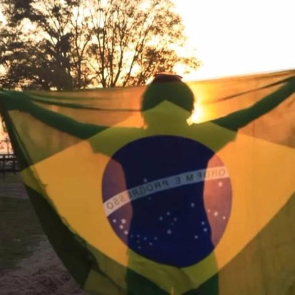 Maha posa com a bandeira do Brasil durante jogo da Copa do Mundo — Foto: Arquivo Pessoal
