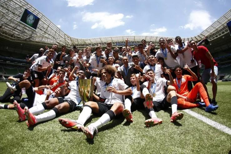 Jogadores do Corinthians comemoram o título paulista sub-17 — Foto: Rodrigo Gazzanel