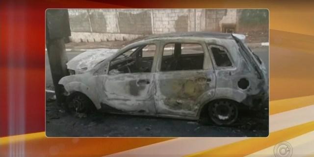 Carro usado por ladrões para fugir foi encontrado incendiado em Itupeva (Foto: Reprodução/TV TEM)