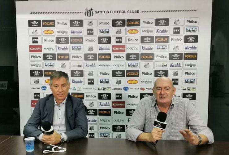 Ariel Holan e Andres Rueda na entrevista desta segunda-feira — Foto: Guilherme Kastner / Santos FC