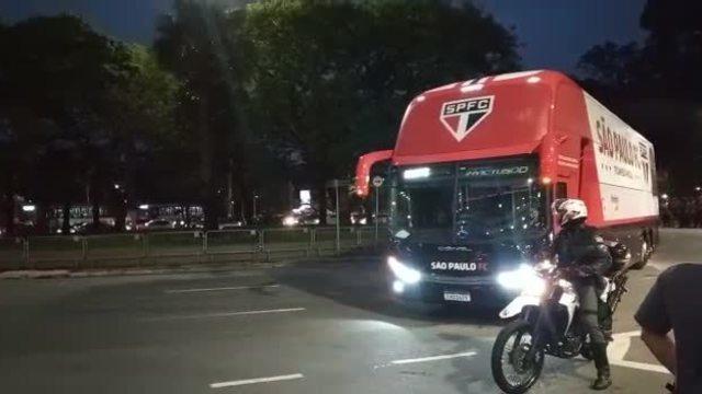 Ônibus do São Paulo chega ao Morumbi para Majestoso