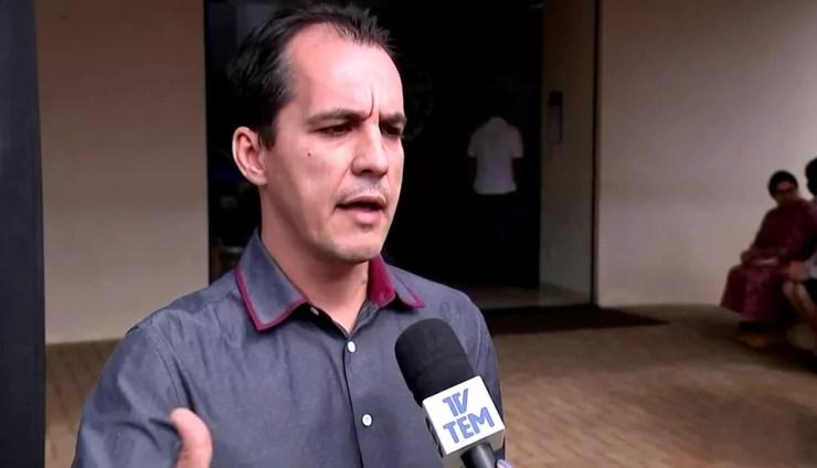 Para Rodrigo Morena Araújo, seu pai não teve direito a um tratamento adequado (Foto: Reprodução / TV TEM)