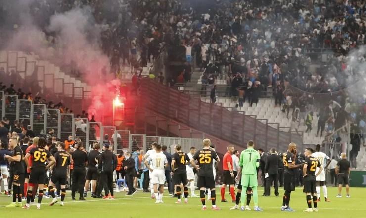 Jogo entre Olympique de Marselha e Galatasaray interrompido por fogos de artifício — Foto: REUTERS/Eric Gaillard