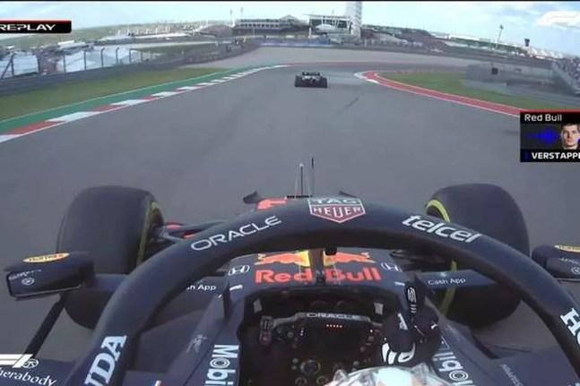 Max Verstappen deu dedo do meio para Lewis Hamilton após dividida no segundo treino do GP dos EUA — Foto: F1