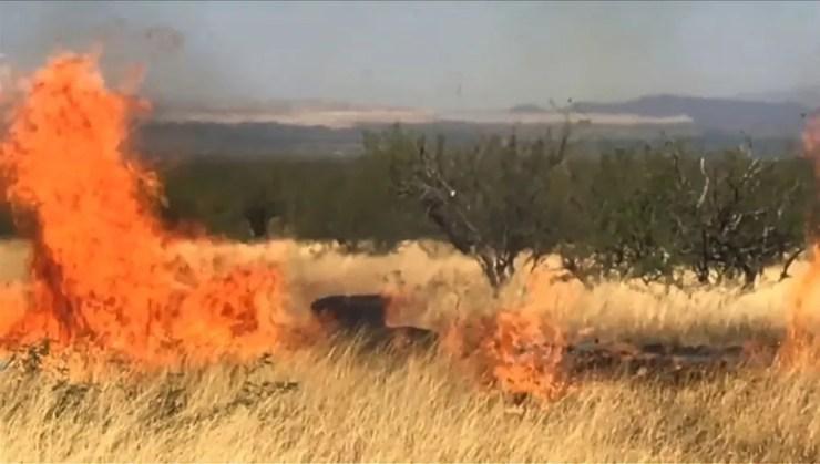... mas material inflamável iniciou um incêndio de grandes proporções no Arizona, EUA — Foto: AFP PHOTO / US Forest Service