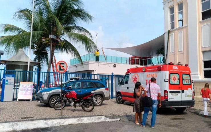 Samu e Polícia Militar estão no terminal Naútico de Salvador para dar suporte (Foto: Juliana Almirante/G1)